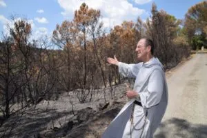 Brother Marie-Thomas discovers the fire licking the walls of the Notre-Dame de Grâces sanctuary in Cotignac.